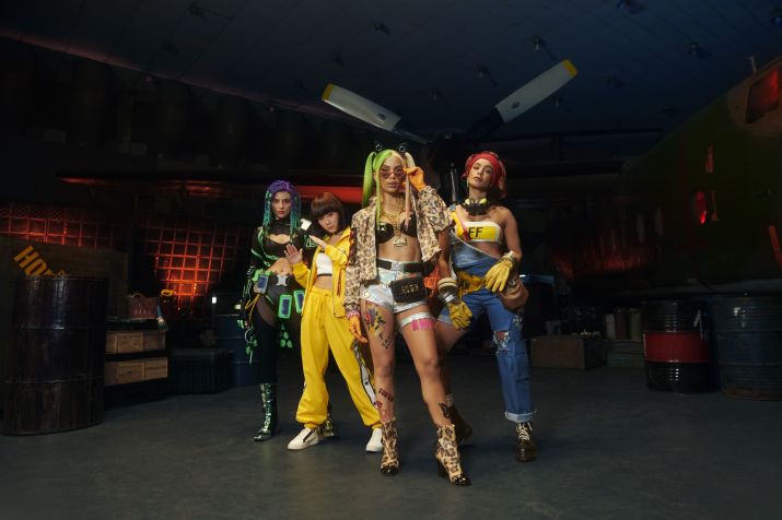 Anitta durante o clipe de "Tropa", lançado em parceria com o jogo Free Fire / Eduardo Bravin / Garena