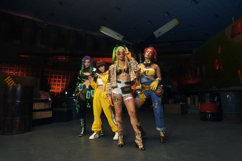 Anitta durante o clipe de "Tropa", lançado em parceria com o jogo Free Fire / Eduardo Bravin / Garena