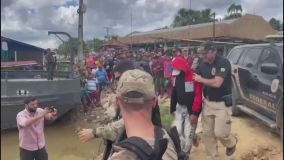 Policiais acompanham testemunha (de vermelho) em busca por jornalista e indigenista no Amazonas