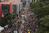 Parada LGBTQIA+ leva 4 milhões, diversidade e 19 trios com artistas para avenida Paulista em SP