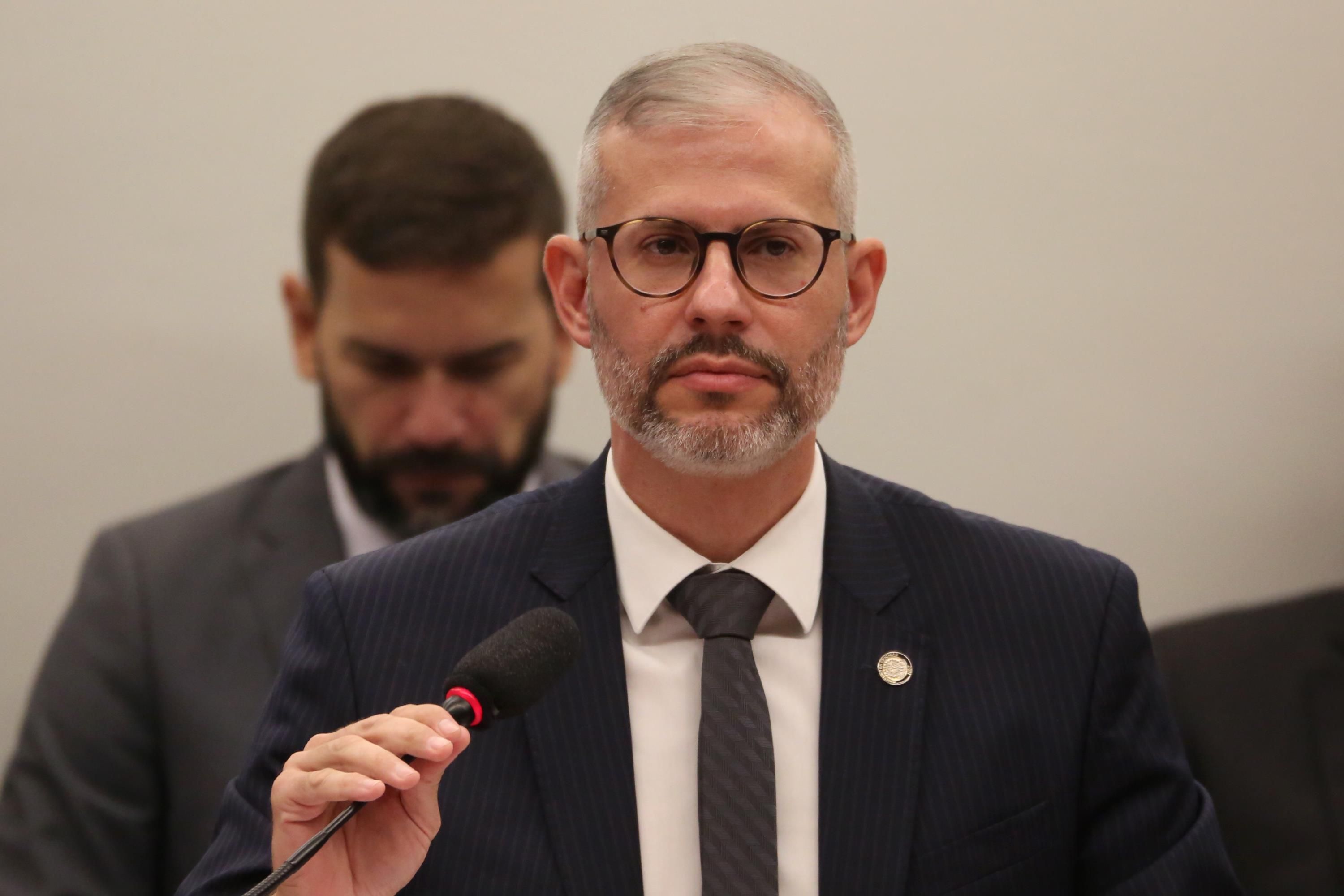 Victor Godoy Veiga (à frente) assumiu o Ministério da Educação em abril de 2022