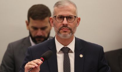 Victor Godoy Veiga (à frente) assumiu o Ministério da Educação em abril de 2022