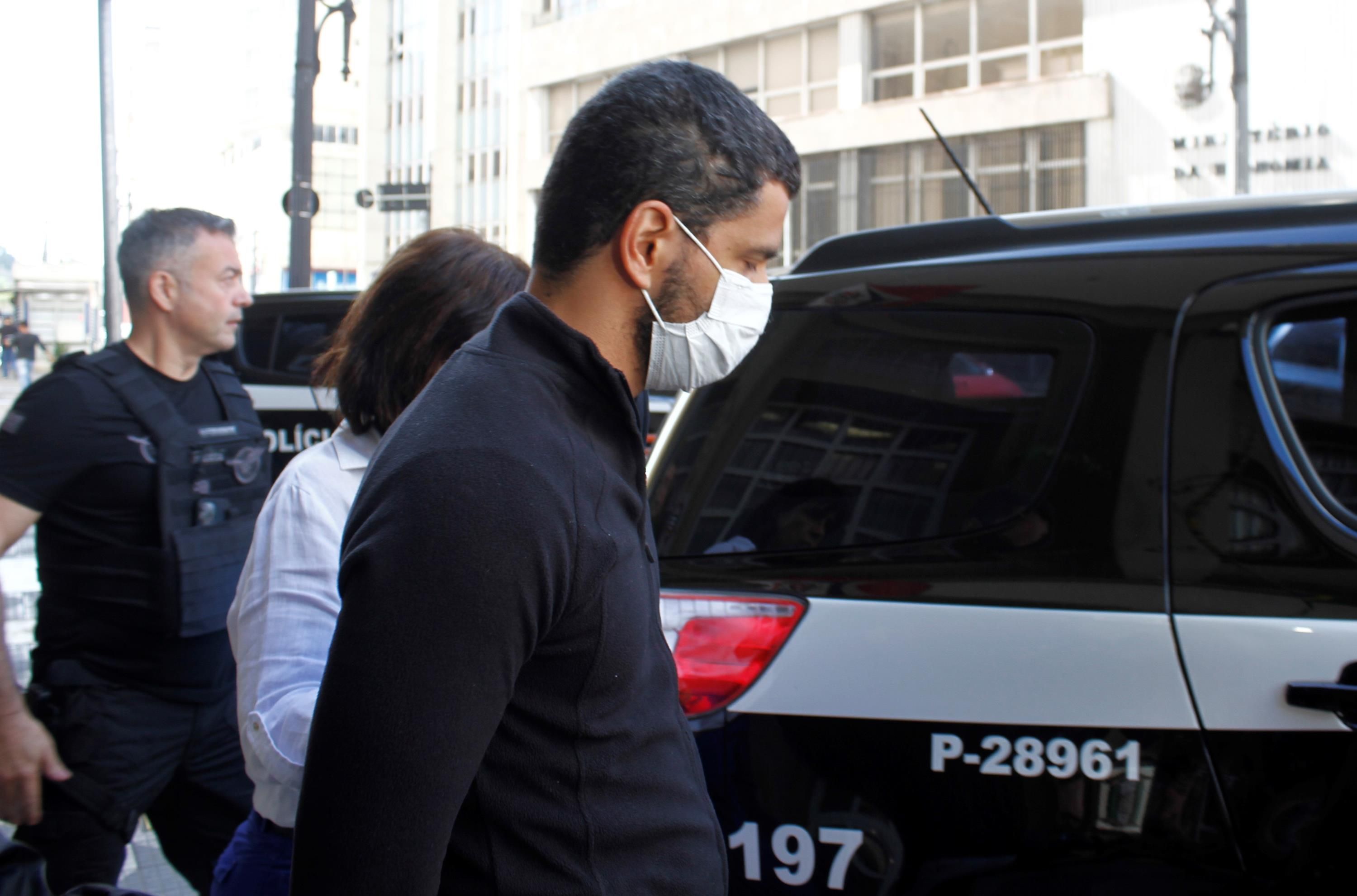 Momento da prisão de Demétrius Oliveira de Macedo, procurador na cidade de Registro (SP)