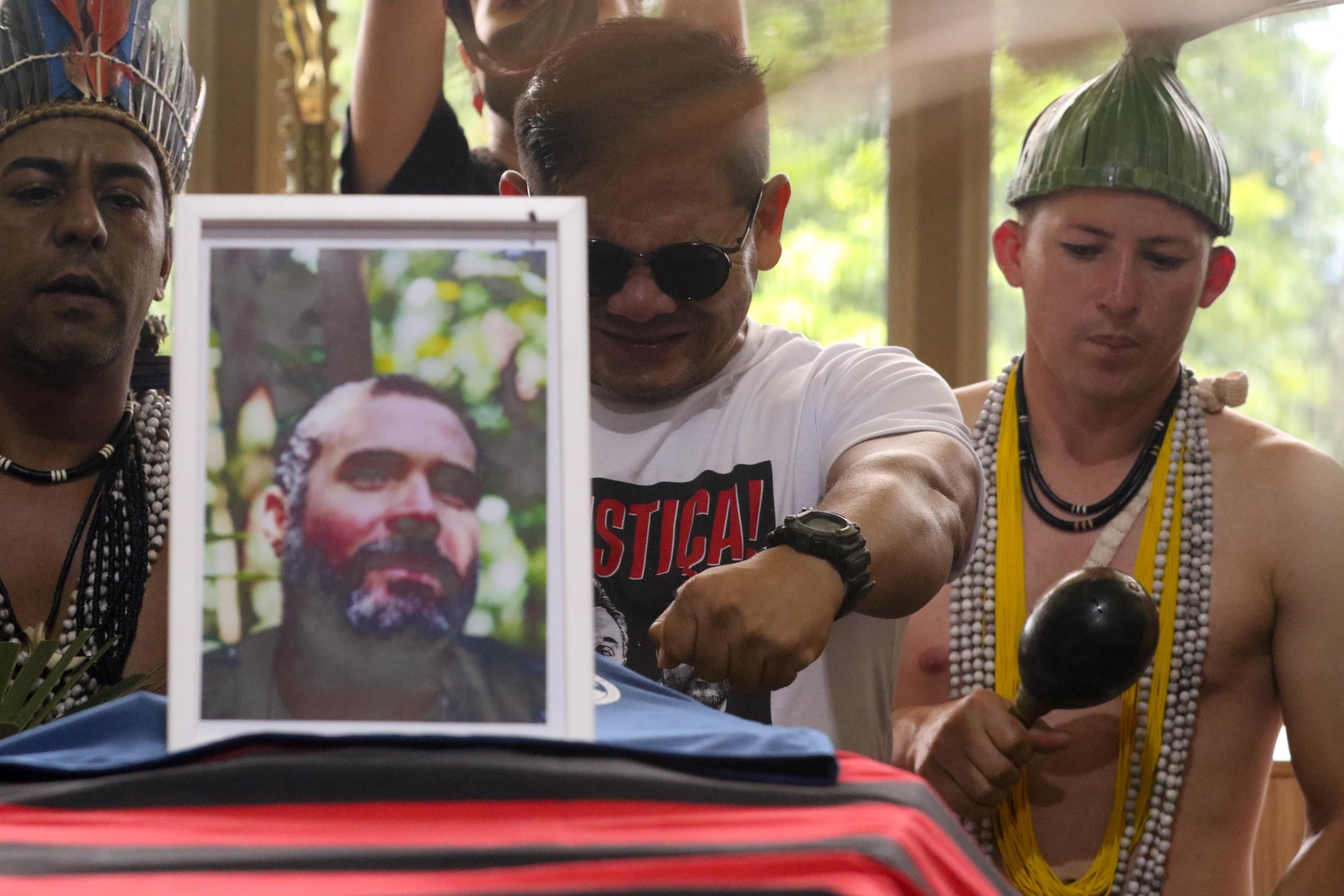 Velório do indigenista Bruno Araújo Pereira no Cemitério Morada da Paz em Paulista (PE), nesta sexta-feira (24). / Marlon Costa/Futura Press/Estadão Conteúdo
