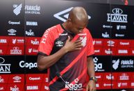 Athletico-PR apresenta oficialmente o volante Fernandinho