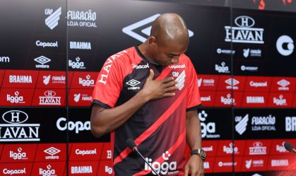 Athletico-PR apresenta oficialmente o volante Fernandinho