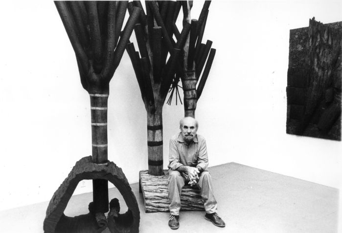 O escultor e artista plástico Frans Krajcberg ao lado de uma de suas obras, durante exposição em São Paulo, em 1989 / JONAS CUNHA/Agência Estado