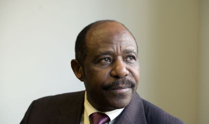 Opinião: Querido príncipe Charles, não aperte a mão do tirano que sequestrou nosso pai