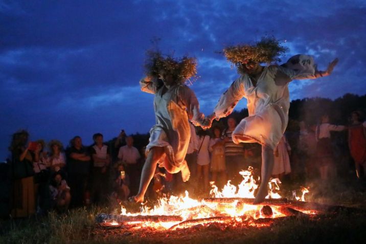 Mulheres comemoram a noite de Kupala em Kiev, na Ucrânia, em 2021 / Future Publishing via Getty Imag