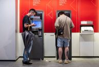 Pequenos bancos na China enfrentam problemas e clientes temem perder tudo