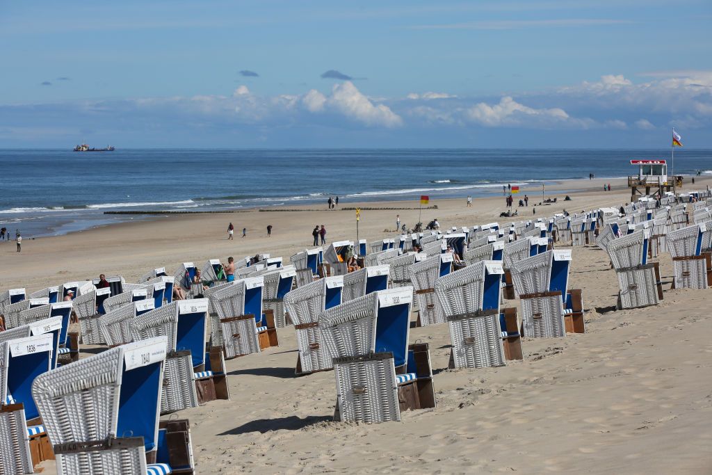 Praias da Ilha de Sylt, na Alemanha, começam a lotar após governo implementar passagens baratas de trem / Bodo Marks/picture alliance via Getty Images
