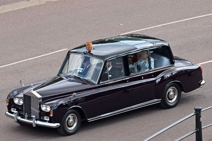 A duquesa da Cornualha, Camila, é vista na traseira de um carro enquanto ela é conduzida em direção ao desfile "Trooping the Colour", cerimônia militar realizada por regimentos do exército britânico desde o século XVII. / Getty Images