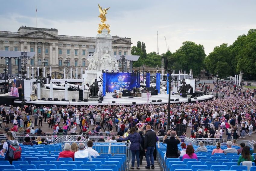 Pessoas começam a se acumular em frente ao palácio de Buckingham para os shows do Platinum Party at the Palace / PA Images via Getty Images