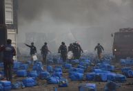 Incêndio em depósito de contêineres deixa dezenas de mortos em Bangladesh
