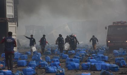 Incêndio em depósito de contêineres deixa dezenas de mortos em Bangladesh