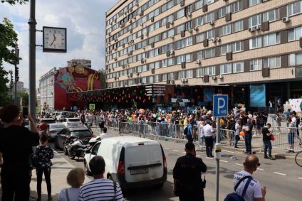 Longa fila do lado de fora de uma filial do sucessor do McDonald&#039;s russo em Moscou, em 12 de junho de 2022