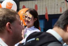 Funcionária com par de óculos de hambúrguer na abertura do sucessor do McDonald&#039;s russo em Moscou, em 12 de junho de 2022