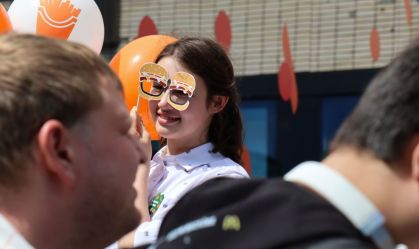 Funcionária com par de óculos de hambúrguer na abertura do sucessor do McDonald's russo em Moscou, em 12 de junho de 2022