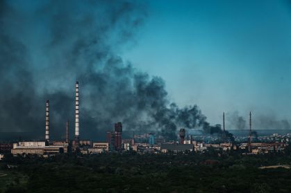 Coluna de fumaça em Severodonetsk, no leste da Ucrânia