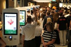 Clientes fazem fila no dia de abertura do &quot;Vkusno - i tochka&quot;, sucessor do McDonald&#039;s na Rússia, 12 de junho de 2022