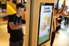 Cliente escolhe sua refeição no dia de abertura do &quot;Vkusno - i tochka&quot;, sucessor do McDonald&#039;s na Rússia, 12 de junho de 2022