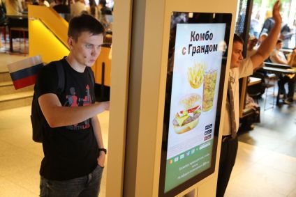 Cliente escolhe sua refeição no dia de abertura do &quot;Vkusno - i tochka&quot;, sucessor do McDonald&#039;s na Rússia, 12 de junho de 2022