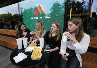Clientes no dia de abertura do &quot;Vkusno - i tochka&quot;, sucessor do McDonald&#039;s na Rússia, 12 de junho de 2022