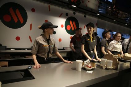 Funcionários no dia de inauguração do &quot;Vkusno - i tochka&quot;, sucessor do McDonald&#039;s na Rússia, 12 de junho de 2022