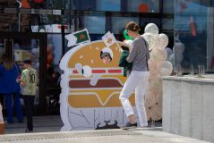 Mãe fotografa filho após comer no novo restaurante de fast-food que veio como substituto do McDonalds na Praça Pushkinskaya, em Moscou. 12 de junho de 2022