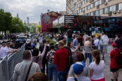 Clientes fazem fila na inauguração do &quot;Vkusno &amp; Tochka&quot;, substituto do McDonalds na Rússia, em 12 de junho de 2022