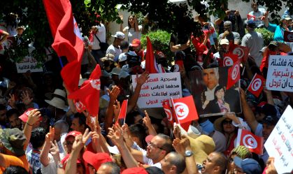 Tunisianos protestam contra referendo sobre Constituição convocado por presidente