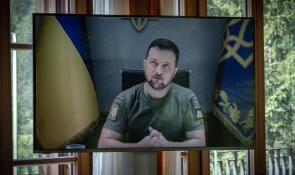 Volodymyr Zelensky fala aos líderes do G7 por videoconferência