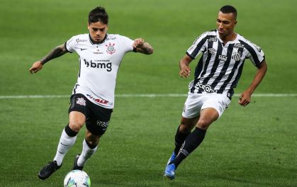 Fagner, do Corinthians, e Lucas Braga, do Santos, disputam bola em partida válida pelo Campeonato Brasileiro