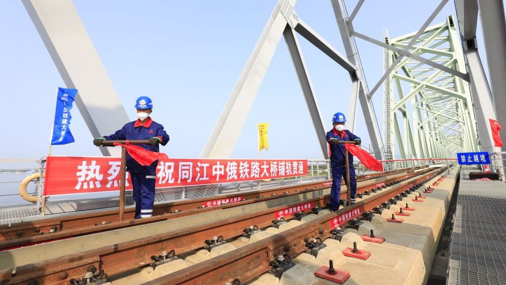 Colocação de trilhos da ponte ferroviária transfronteiriça China-Rússia concluída