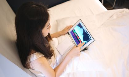 Uma a cada dez meninas e jovens mulheres sofrem violência e assédio on-line todos os dias