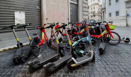 E-scooters deveriam ser solução para transporte em Roma, mas se tornaram "armadilhas"