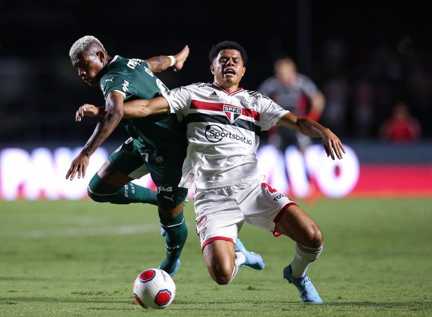 Danilo, do Palmeiras, e Gabriel Sara, do São Paulo, em disputa pelo Brasileirão / Alexandre Schneider/Getty Images