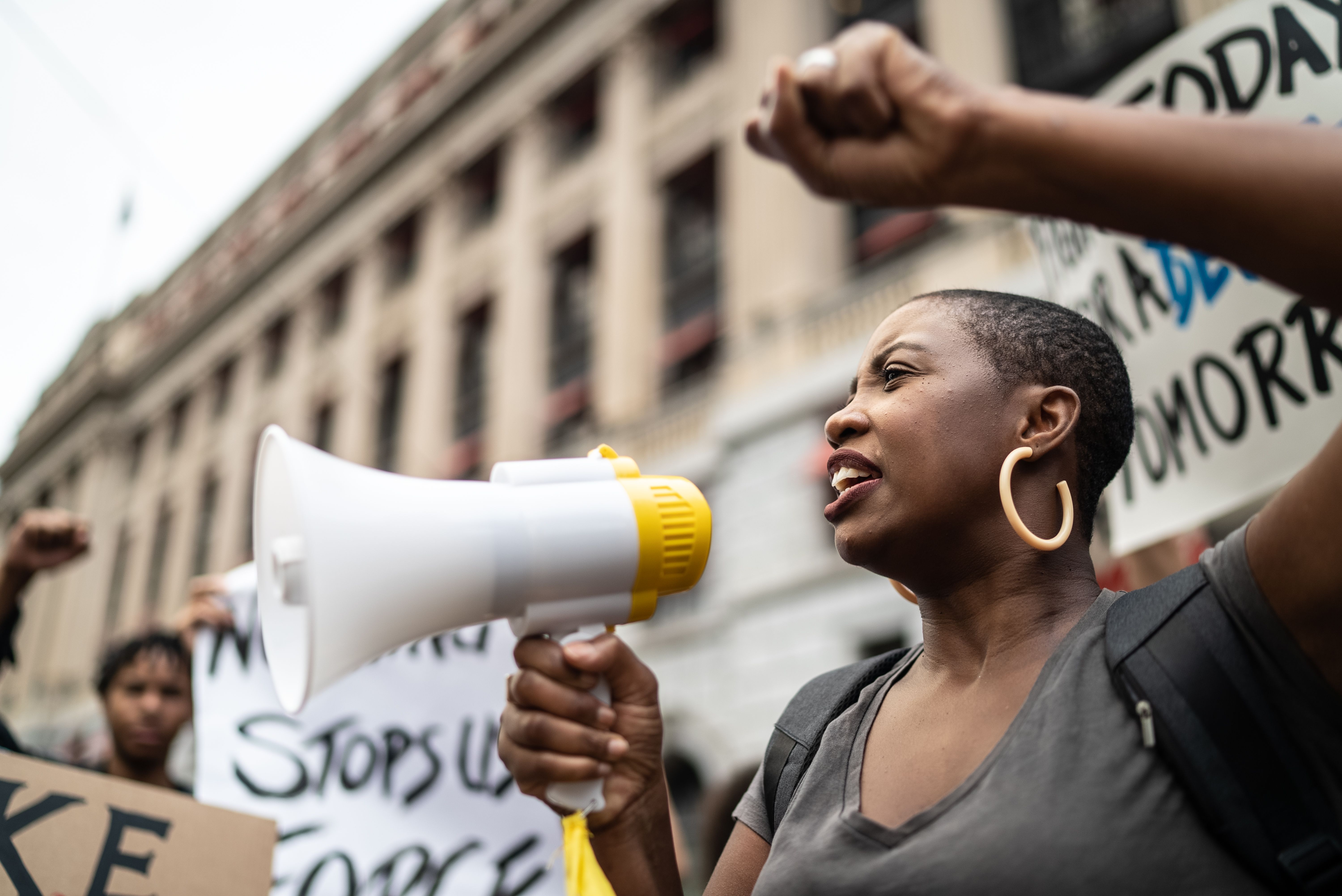 Mulher negra durante protesto contra o racismo