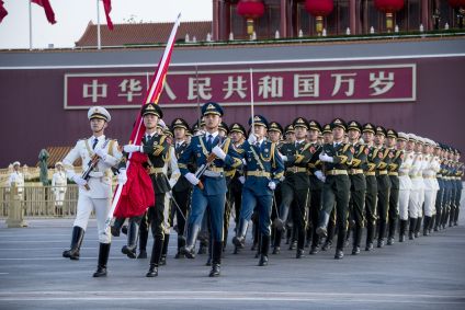 Militares do ELP (Exército de Libertação Popular) desfilam em evento na China