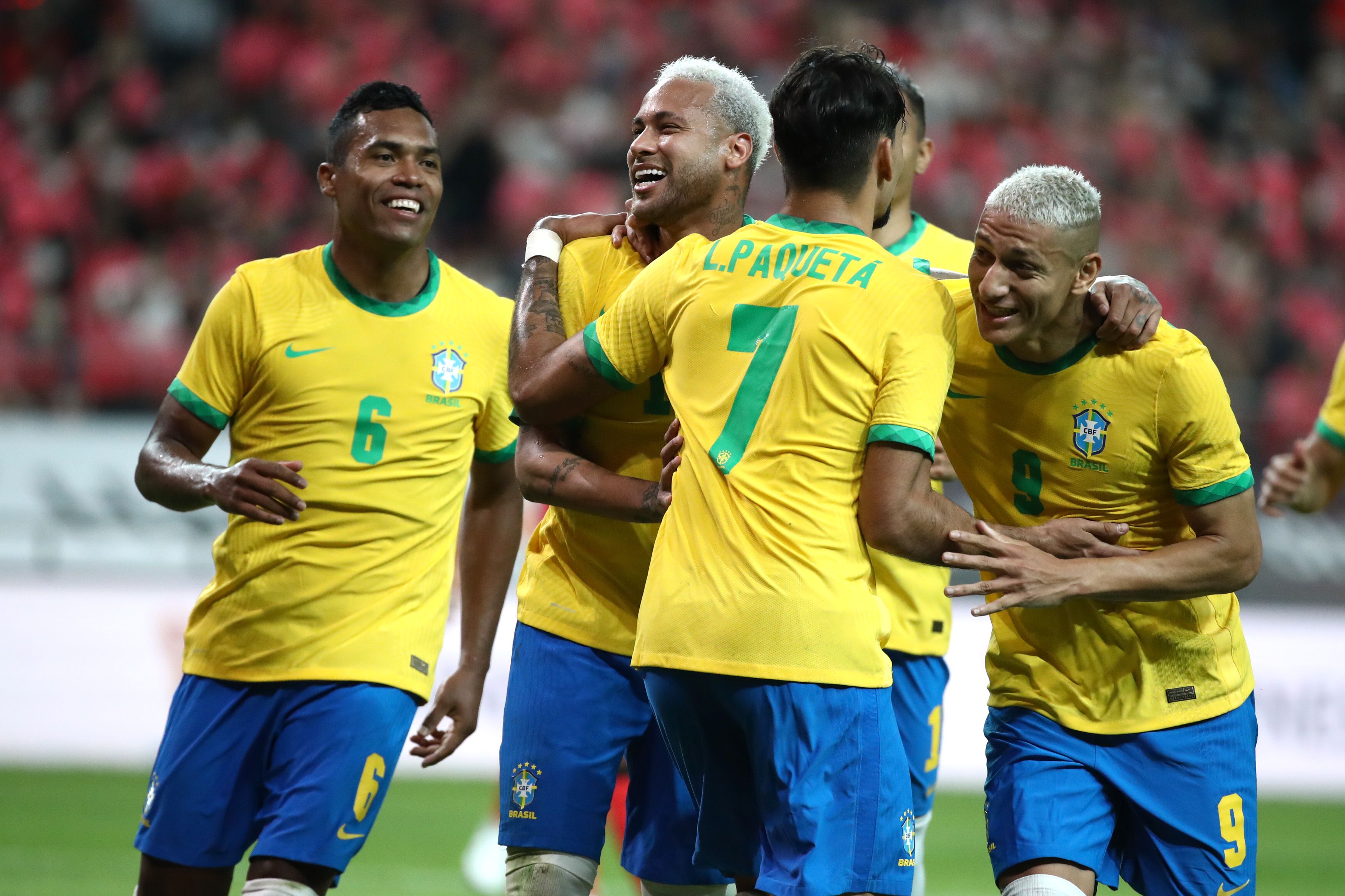 Neymar comemora com jogadores após marcar seu segundo gol de pênalti em amistoso contra a Coreia do Sul, em Seoul, em 2 de junho de 2022. / Chung Sung-Jun/Getty Images