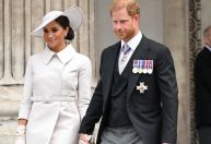 Meghan Markle e Harry aparecem pela primeira vez em missa sem presença da rainha