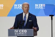 Biden diz que mundo precisa de governos democráticos e promete proteção a imigrantes
