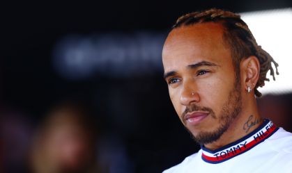 Lewis Hamilton diz que seus piercings não são problema para o GP da Inglaterra