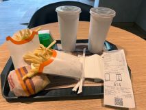 Combo com lanche, batatas e refrigerante no &quot;Vkusno &amp; tochka&quot;, substituto do McDonald&#039;s na Rússia, em 12 de junho de 2022