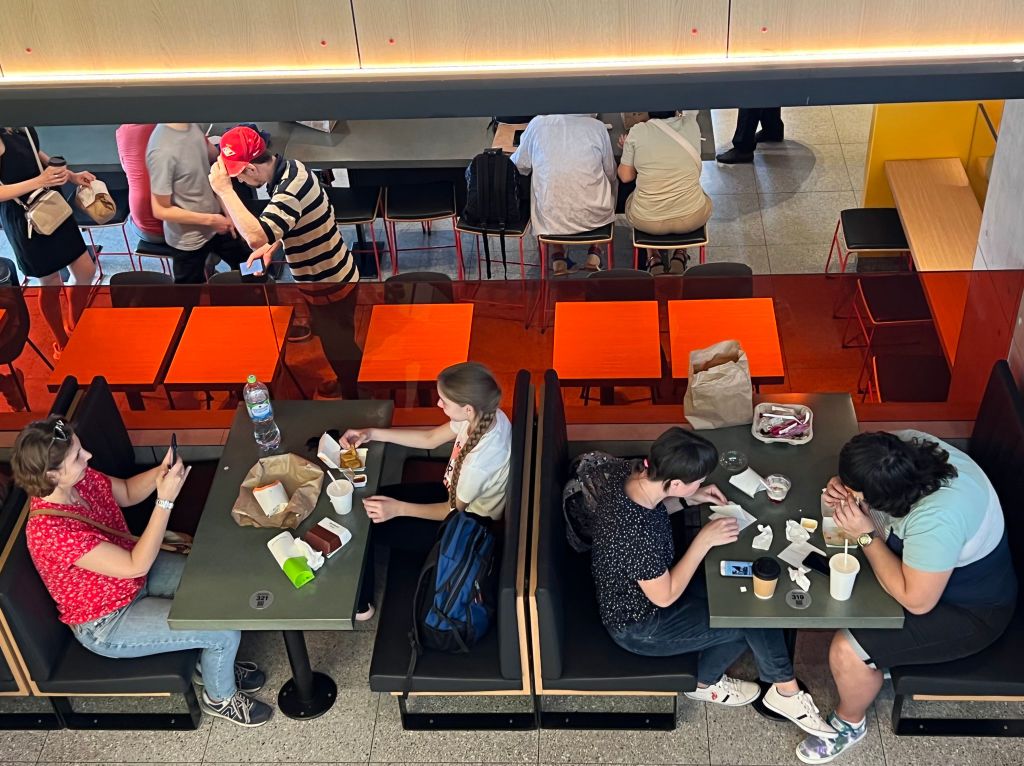 Clientes no dia de abertura do "Vkusno - i tochka", sucessor do McDonald's na Rússia, 12 de junho de 2022