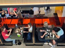 Clientes no dia de abertura do &quot;Vkusno - i tochka&quot;, sucessor do McDonald&#039;s na Rússia, 12 de junho de 2022