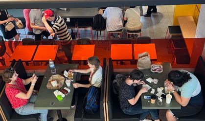 "Só quero comer um bom e velho McDonald's": russos fazem fila para conhecer substituto da rede