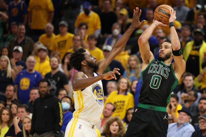 Andrew Wiggins marca Jayson Tatum, estrela dos Celtics / Getty Images