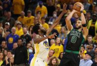 NBA: Warriors vencem jogo 5 em casa e estão a uma vitória do título