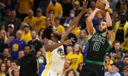 Destaque da partida, Andrew Wiggins marca Jayson Tatum, estrela dos Celtics